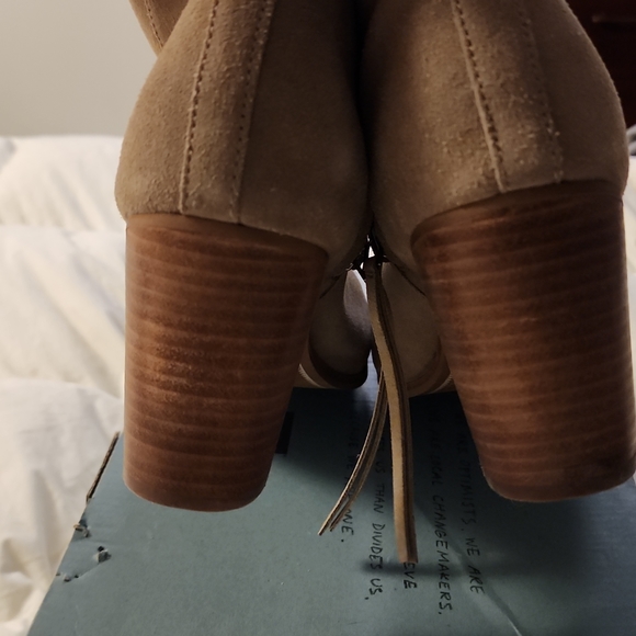 TOMS Boots - Picture 7 of 10